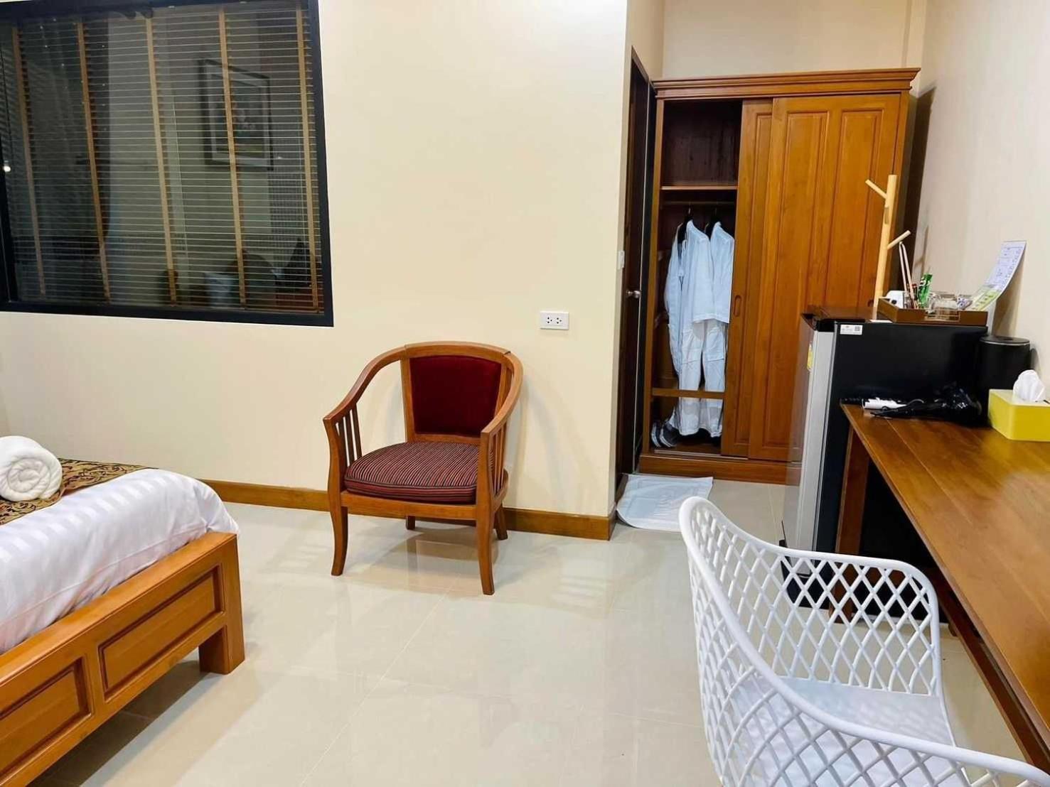 Capital O 75518 Baan Rose Resort Ao Luk Bagian luar foto