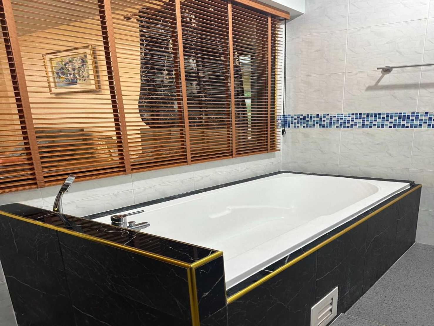 Capital O 75518 Baan Rose Resort Ao Luk Bagian luar foto