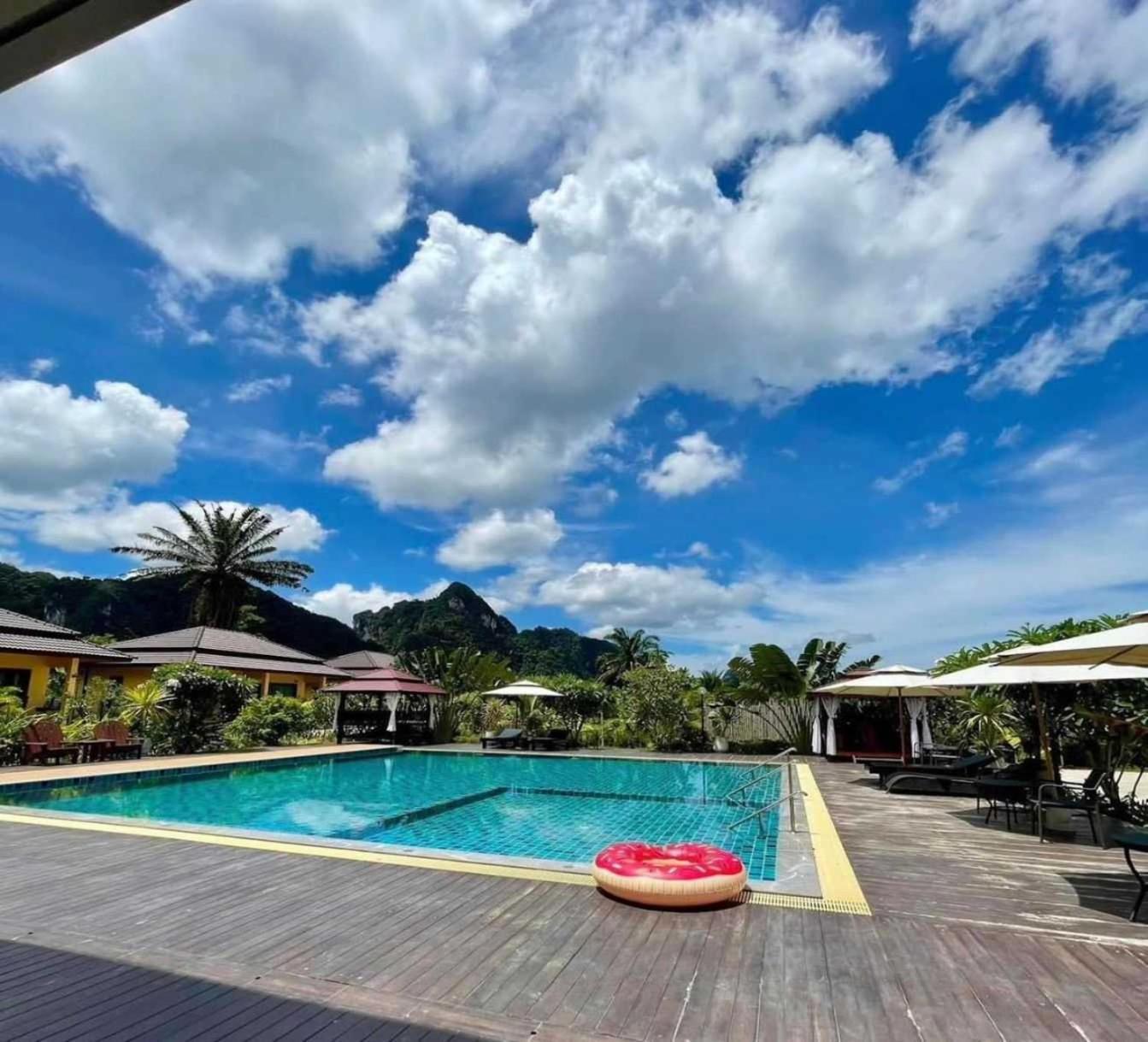 Capital O 75518 Baan Rose Resort Ao Luk Bagian luar foto